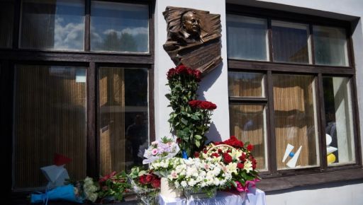 У Харкові відкрили меморіальну дошку відомому скульптору