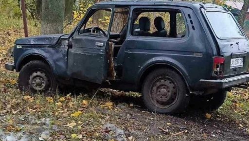 У Харківській області ворожий дрон атакував авто: фото з місця