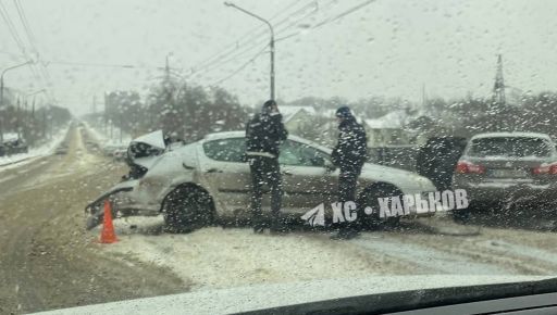 На ХТЗ згоріла машина, а на Ландау автівка влетіла в бетонні блоки: Ситуація на дорогах у Харкові