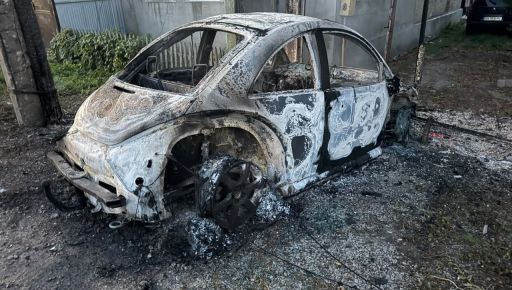 Оккупанты в Золочеве сожгли авто и оставили людей без света: кадры последствий