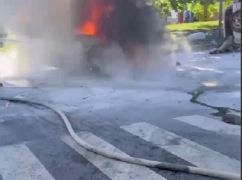 У Харкові через ДТП загорілася іномарка: кадри з місця
