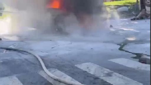 У Харкові через ДТП загорілася іномарка: кадри з місця