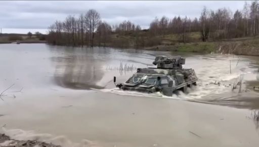 Харьковский БТР форсирует реку: Кадры с фронта