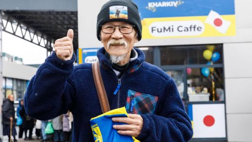 Японцю, який волонтерить у Харкові, подарували техніку і продукти для благодійного кафе