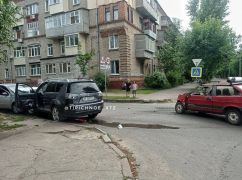 В Харькове врезались три автомобиля: Кадры с места аварии