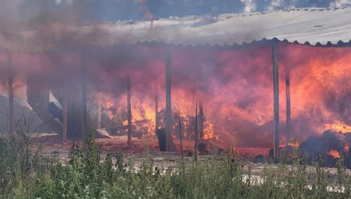 Харьковские спасатели показали, как тушили масштабный пожар после российской атаки