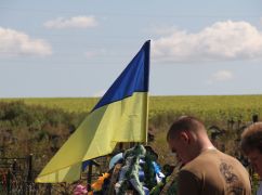 На Харьковщине провели в последний путь полицейского, погибшего от ранения