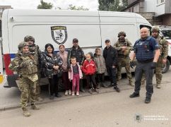 Поліцейські допомогли багатодітній родині вибратися із прифронтового села на Харківщині