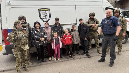 Полицейские помогли многодетной семье выбраться из прифронтового села на Харьковщине