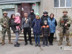В Харьковской области копы вывезли из-под обстрелов 16 детей: Кадры эвакуации