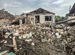 Бомбардировка Золочева: из-под завалов спасли мать с ребенком