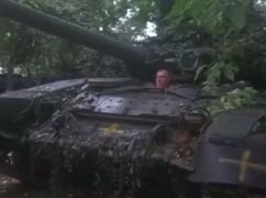 Герой Украины проехался на новейшем российском танке Т-90, захваченном на Харьковщине