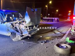 У Харкові водій "копійки" протаранив тролейбус: Кадри з місця