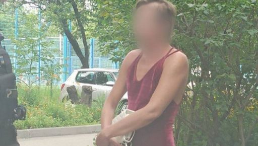 В Харькове женщина избила и ограбила прохожую среди улицы