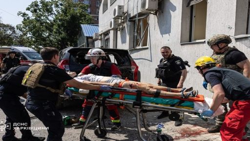 Харківські рятувальники показали відео евакуації важкопораненної з місця обстрілу