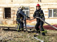 ДСНС ліквідувала пожежі на місці обстрілу центру Харкова: кадри з місця