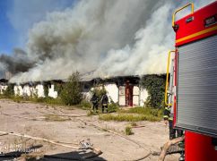 Росіяни вдарили дроном по сільгосппідприємству на Харківщині: спалахнула пожежа