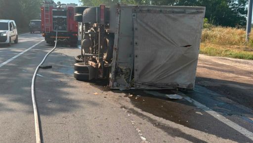 Микроавтобус врезался в грузовик под Харьковом: пять человек в больнице
