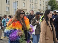 Харьковская певица в радужной шубе спела на КиевПрайде