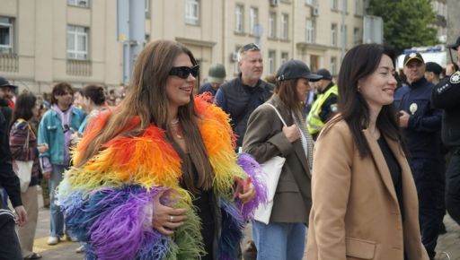 Харківська співачка у райдужній шубі заспівала на КиївПрайді