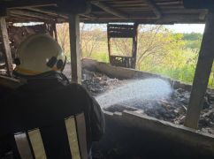 На Харківщині аграрії разом із вогнеборцями гасили 50 "квадратів" у покинутій будівлі