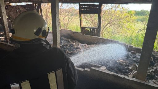 На Харьковщине аграрии вместе с пожарными тушили 50 "квадратов" заброшенного здания
