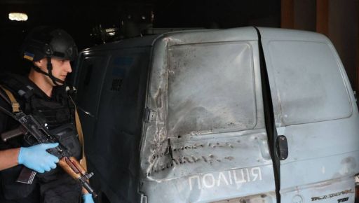 На трассе под Купянском российский дрон-"ждун" атаковал полицейский бус