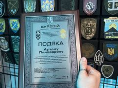 Артем Півоваров показав нагороди від військових