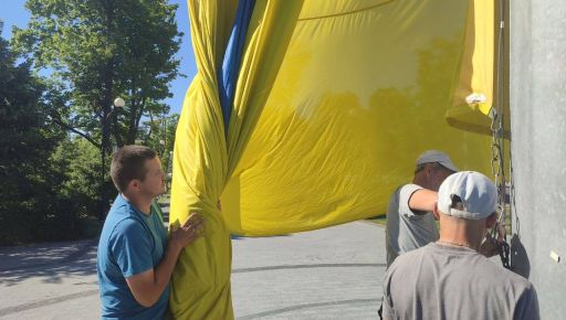 У Харкові сильний вітер пошкодив прапор на головному флагштоку
