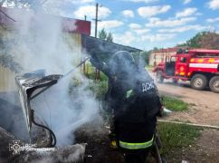На Харківщині росіяни вдарили FPV-дроном по машині біля магазину: кадри пожежі