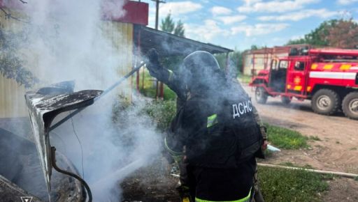 На Харківщині росіяни вдарили FPV-дроном по машині біля магазину: кадри пожежі
