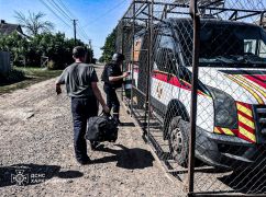ГСЧС эвакуировала женщину с собачками из-под обстрелов на Харьковщине: кадры спасения