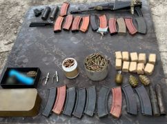 На Харьковщине у мужчины нашли дома автомат, гранаты и почти 2 тысячи патронов
