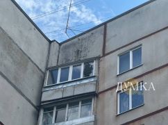 В Харькове FPV-дрон пробил балкон квартиры на девятом этаже: кадры с места