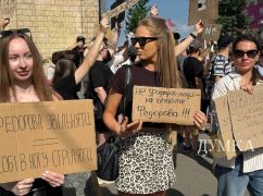 Майдан картонок може розходитися, щоб зібратися знову