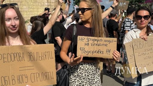 Майдан картонок може розходитися, щоб зібратися знову