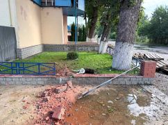 Россияне FPV-дроном ударили по центру Золочева: повреждено кафе