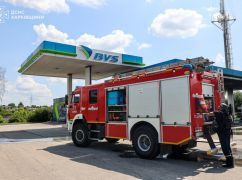 Пожарные показали, как выглядит АЗС в Харькове после российской атаки