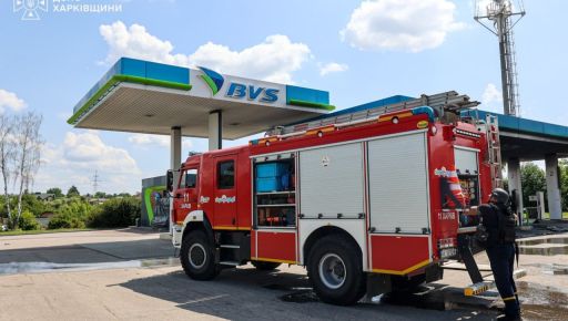 Пожарные показали, как выглядит АЗС в Харькове после российской атаки