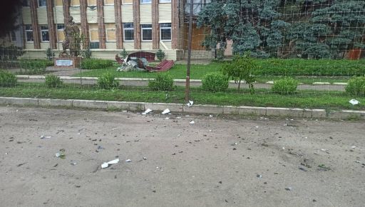 Российский FPV-дрон атаковал центр Золочева в Харьковской области: кадры разрушений