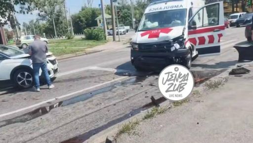 В Харькове "скорая" попала в тройное ДТП &ndash; соцсети