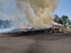 Після атаки РФ в Ізюмі спалахнула пожежа площею 400 кв. м