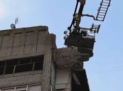 В Харькове ликвидируют последствия удара РФ по десятиэтажке: кадры работы верхолазов