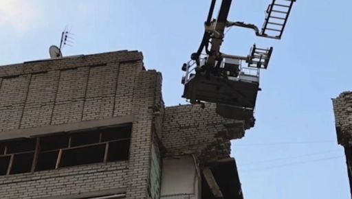 У Харкові ліквідовують наслідки удару РФ по десятиповерхівці: кадри роботи верхолазів