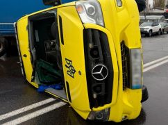 В Харькове перевернулась "скорая": есть пострадавшие