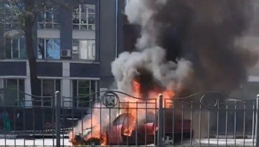 В самом центре Харькова горит машина: Кадры с места