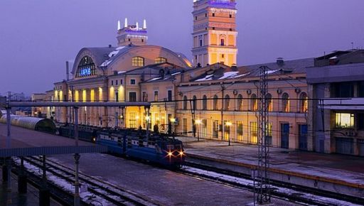 В Харькове на железнодорожном вокзале демонтировали советскую мемориальную доску
