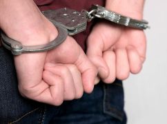 На Харківщині засудили рецидивіста, який вночі обкрадав аптеки та мав удома пістолет