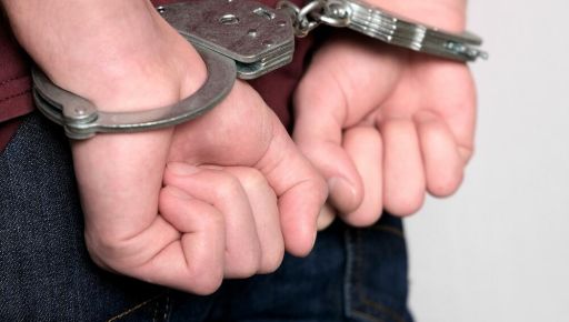 На Харківщині засудили рецидивіста, який вночі обкрадав аптеки та мав удома пістолет