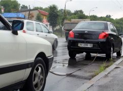 На харьковском рынке мужчина продал угнанный ВАЗ за 7 тыс. грн